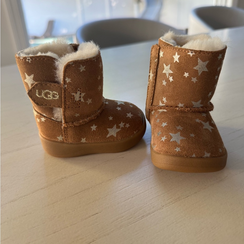 Uggs (Size: Baby - 0/1) - Cognac/Brown with Gold Stars